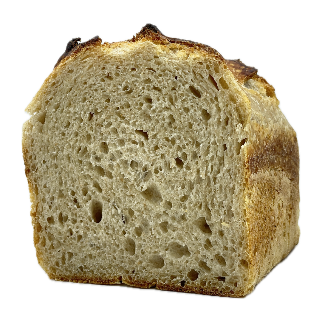 Dinkelbrot aus Sauerteig, schräg von der Seite